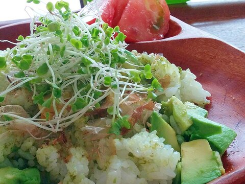 お冷ご飯で簡単！アボカドバジルごはん